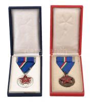 1951. "Közbiztonsági Érem" bronz és ezüst fokozata a rendőrség tagjai részére, zománcozott Br kitüntetés mellszalagon, miniatűrrel tokban T:2