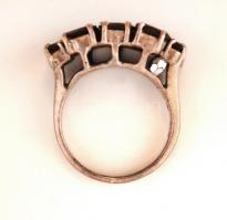 Ezüst(Ag) gyűrű gránát kövekkel díszítve, jelzett, méret: 55, br: 7 g