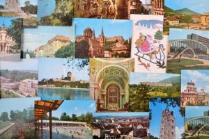 Kb 2.000 db modern magyar képeslap, legnagyobbrészt városképes, karton dobozban
