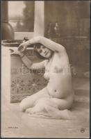 cca 1910-1920 Finoman erotikus fotó, 14x9 cm / erotic photo, 14x9 cm