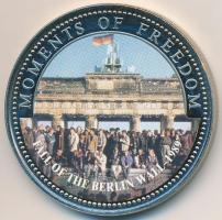 Libéria 2001. 10$ "Szabadság pillanatai - A Berlini Fal lebontása 1989." multicolor, tanúsítvánnyal T:PP felületi karc Liberia 2001. 10 Dollars "Moments of Freedom - Fall of the Berlin Wall 1989." multicolor, with certificate C:PP slightly scratched