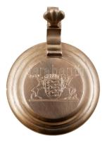 Fém söröskorsó, tetején gravírozott címerrel, jó állapotban, m: 12 cm