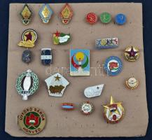 22db vegyes jelvény magyar szocialista jelvény, kitűző, közte "MHSZ Összetett Honvéd Verseny" festett fém jelvény, "Elsősegély nyújtó" festett fém jelvény T:2