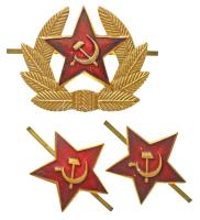 Szovjetunió DN "Vörös Csillag Koszorúban" zománcozott fém katonai sapkajelvény + "Vörös Csillag" zománcozott fém katonai sapkajelvény (2x) T:2 Soviet Union ND "Red Star in Wreath" enamelled metal cap badge + "Red Star" enamelled metal cap badge (2x) C:XF