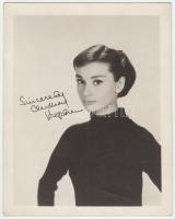 Audrey Hepburn (1929-1993) színésznő nyomtatott aláírása egy őt ábrázoló fotón, 13x10cm/ Signature of Audrey Hepburn (1929-1993) British actress and humanitarian