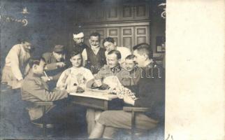 Katonák magyar kártyával / WWI Hungarian soldiers playing card game, photot (fl)