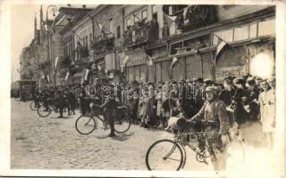 1940 Szatmárnémeti, Satu Mare; bevonulás, kerékpáros katonák, gyógyszertár, Frenkel üzlete, Schön üzlete / entry of the Hungarian troops, bicycle soldier squadron, pharmacy, shops, 'vissza' So. Stpl