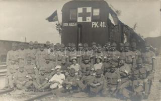 Erzherzogin Augusta P.K. 41. vöröskeresztes katonai vonat, csoportkép katonákkal és nővérekkel / Erzherzogin Augusta P.K. 41. Red Cross military train, soldiers, nurses, group photo
