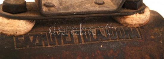 "Budapest SZFV Gázművei tulajdona" feliratú öntött vas vasaló, fa fogóval, h:21 cm