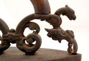 Madár fejű öntött vas vasaló, fa fogóval, sérült, h:21 cm, m:22 cm