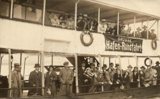 1931 Die grosse Hafenrundfahrt der Hafen-Dampfschiffahrt A.-G. von Hamburg nach Cuxhaven: Nur mit M/S Jan Molsen / German cruise ship, group photo