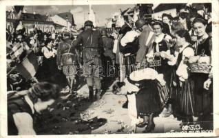 1940 Kolozsvár, Cluj; bevonulás, katonák, ünneplők népviseletben / entry of the Hungarian troops, soldiers, celebrating woman in traditional dress, 'Kolozsvár visszatért' So. Stpl. (EB)