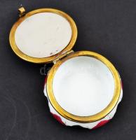Matricás, szerelemi jelenetet ábrázoló porcelán ékszertartó, rézverettel. Jelzés nélkül. d: 6 cm, m:...