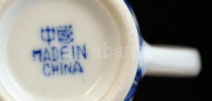 6 db kínai porcelán csésze + 5 db alj, jelzettek, apró kopásnyomokkal, az egyik csészealj kis lepatt...