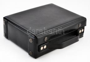 8db érmetartó bársony tálca klf méretű érmék tárolására, összesen 140 férőhellyel, fekete bőröndben