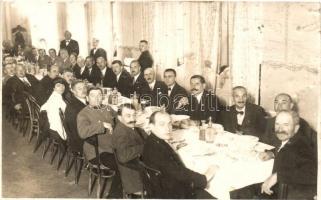 1931 A 26. Honvéd gyalogezred emléknapja, az ezred egykori tagjai egy étteremben, díszvacsora / Memorial day of the 26th Hungarian Infantry Regiment, the former members of the regimen sitting in a restaurant, photo (b)