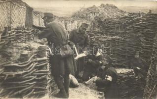 1917 2 db fotó képeslap a frontról a 26. Honvéd Gyalogezredből, sebesült ellátás a lövészárokban és ...