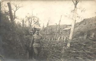 1917 Böhm-Ermolli tábornagy, Ivanyki(?) vezérőrnagy és Blau(?) tábornok társaságában látogatást tesz a fronton a 26. Honvéd Gyalogezrednél / Field Marshall Böhm-Ermolli, Major General Ivanyki and General Blau visiting the front at the positions of the 26th Hungarian Infantry Regiment, photo (EK)