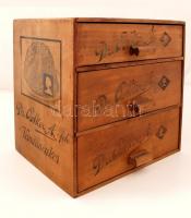 cca 1910 Dr. Oetker August fiókos fa terméktartó szekrény, pirogravír reklám képpel és feliratokkal (Vanillincukor, Kuglófanyag) kopott, 31×31×23 cm/ Antique chest of drawers, wood with pirogravur, good condition