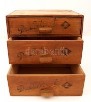 cca 1910 Dr. Oetker August fiókos fa terméktartó szekrény, pirogravír reklám képpel és feliratokkal ...