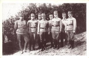 Az ezredparancsnok törzsével és zászlóalj parancsnokaival, kiadja a m. kir. Károly király volt 1. honvédgyalogezred özvegy- és árvaalapja / The regimental commander with his staff and battalion commanders