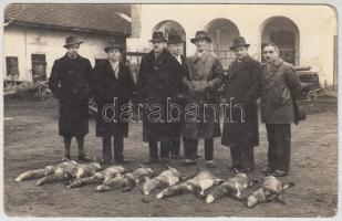 cca 1930-1940 Rókavadászat után, pecséttel jelzett fotó a kecskeméti Csillag Fotóműteremből, 9x14 cm