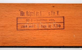 cca 1964 Fémbetétes fa vonalzó, hátulján pecséttel jelzett + fa derékszög vonalzó,beosztás nélkül, 2...