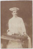 cca 1910 Suhajda József(1886-1948) cukrász, csokoládégyáros a győztes süteménnyel, fotólap, hátoldal...