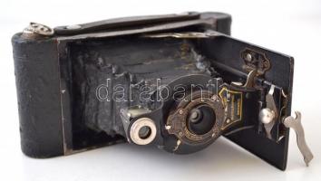 cca 1917-1919 Kodak No. 2. Folding Autographic Brownie fényképezőgép, kis kopásnyomokkal, új vászontokban, jó állapotban /  cca 1917-1919 Kodak No. 2. Folding Autographic Brownie folding camera, in a new case, in good condition