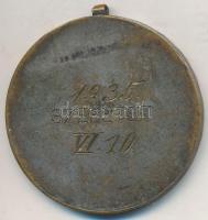 1935. "Kegyesrendi Gimnázium / Szeretet 1935.VI.10." ezüstözött Br emlékérem füllel (30mm)...
