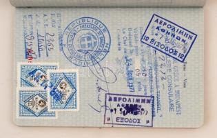 1976 A Magyar Népköztársaság által kiadott fényképes "kék útlevél", benne brit, görög, ola...