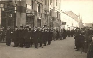 Szeged, Szakszervezeti felvonulás a Széchenyi Gyógyszertár előtt, photo