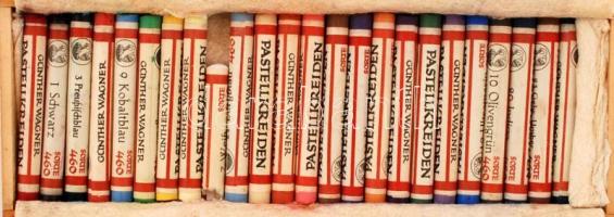 Pelikán 24 db-os pasztellkréta fa dobozban, egy törött krétával