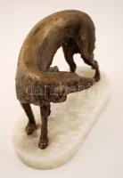 Jelzés nélkül: Figyelő agár. Bronz, alabástrom talapzaton, h:21 cm, m:15 cm