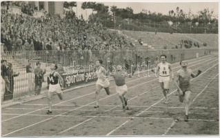 cca 1930-40 Futóverseny magyar résztvevővel, Paolo degli Alessandrini, Milano pecséttel jelzett fotó, fénykép töréssel, 10x17cm