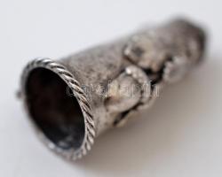 Ezüst (Ag.) vadászmotívumos kalaptű, jelzett, nettó 9,8 g