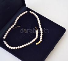 Tenyésztett gyöngy nyaklánc, arany (Au.) 14K zárral, jelzett, díszdobozban, minőségi tájékoztatóval,...