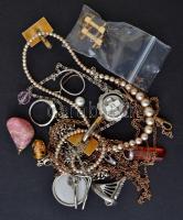 Vegyes bolha tétel: nagyrészt bizsuk, köztük órákkal, óraszíjakkal, fém dobozban, némelyik kis hiánn...