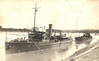 1929  A M. Kir. Folyamőrség KŐRÖS (iskolahajó) aknarakó hajója a Margit-sziget melletti budai ágban, haditengerészekkel a fedélzetén / Hungarian stream guard mine-layer ship with mariners on board, photo (fa)