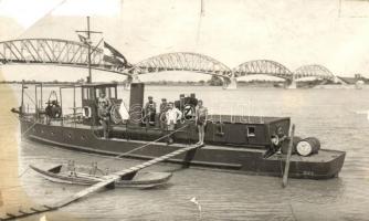 A M. kir. Folyamőrség MECSEK nevű vontatóhajója az 1930-as években / Hungarian stream guard&#039;s tugboat, mariners on board, photo (b)