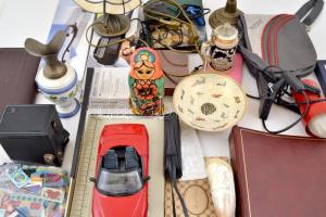 Nagy vegyes bolha tétel: matrjoska baba, lámpa, papírvágó, felvarrók, képkeret, stb