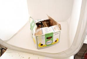 Nagy doboznyi vegyes réztétel: gyertyatartó, díszes kancsók, tálkák, stb