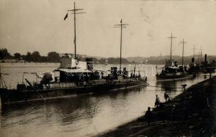 Budapest, valószínűleg a Szeged és Kecskemét őrnaszádok / Probably the Hungarian River Guard ships Szeged and Kecskemét, photo