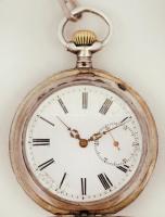 Nagyobb mérető (d:5,5 cm) ezüst zsebóra duplafedeles, . Működőképes, szép állapotban, hozzá fém óral...