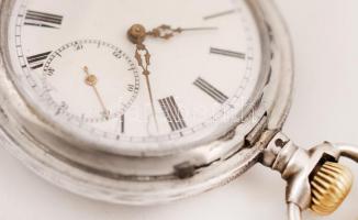 Nagyobb mérető (d:5,5 cm) ezüst zsebóra duplafedeles, . Működőképes, szép állapotban, hozzá fém óral...