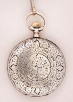 Nagyobb mérető (d:5,5 cm) ezüst zsebóra duplafedeles, . Működőképes, szép állapotban, hozzá fém óral...