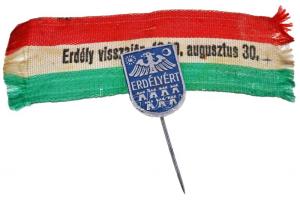 ~1930. "Erdélyért" irredenta festett alumínium kitűző "Erdély visszajön 1940. augusztus 30." feliratú nemzetiszín szalagon T:2