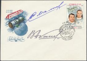 Jurij Malisev (1941-1999) és Vlagyimir Akszjonov (1935- ) orosz űrhajósok aláírásai emlékborítékon /  Signatures of Yuriy Malishev (1941-1999) and Vladimir Aksyonov (1935- ) Russian astronauts on envelope