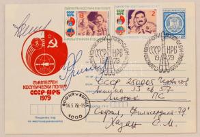 Nyikolaj Rukavisnyikov (1932-2002) orosz és Georgij Ivanov (1940- ) bolgár űrhajósok aláírásai emlékborítékon /  Signatures of Nikolay Rukavishnikov (1932-2002) Russian and Georgiy Ivanov (1940- ) Bulgarian astronauts on envelope