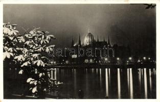 Budapest V. Országház, kivilágítva, éjszaka